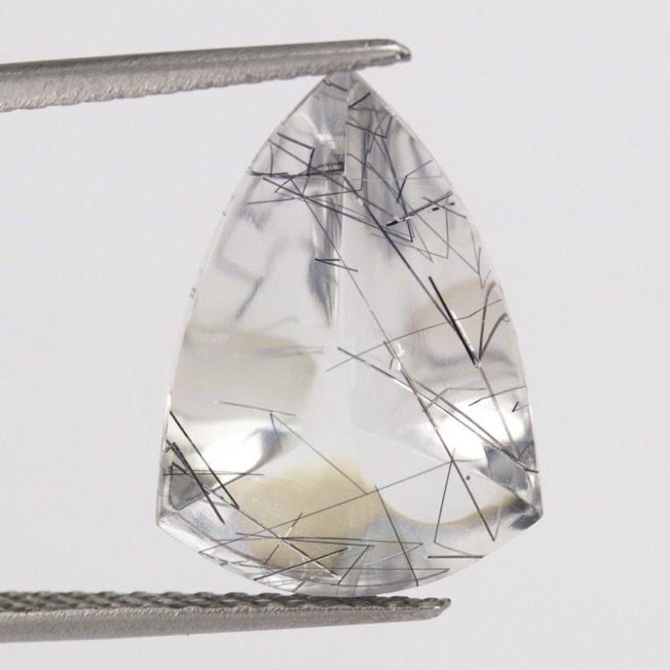 Φυσικός Χαλαζίας με Τζεϊμσονίτη στα 6.27 ct σε Fancy κοπή από την Βραζιλία!!  100% φυσικός λίθος!!! Ο Τζεϊμσονίτης είναι ένα από τα σπανιότερα ορυκτά. Εμφανίζεται σε πολύ μικρές ποσότητες  μαζί με άλλα ορυκτά ή και μόνος του. Στο συγκεκριμένο δείγμα είναι οι μαύρες βελόνες μέσα στο χαλαζία. Συνήθως μέσα σε χαλαζία βρίσκουμε Τουρμαλίνη, Ρουτίλιο, Δυμορτιερίτη, Χλωρίτη, Γαληνίτη, Αιματίτη, θείο, Φθορίτη αλλά πολύ σπάνια να βρεθεί Τζεϊμσονίτης!!