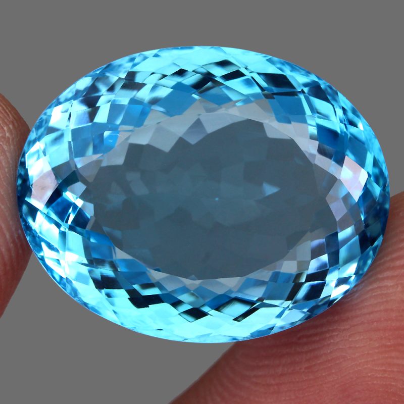 Swiss BlueΤοπάζι σε oval κοπή με If καθαρότητα στα 40.60 ct από την Βραζιλία.