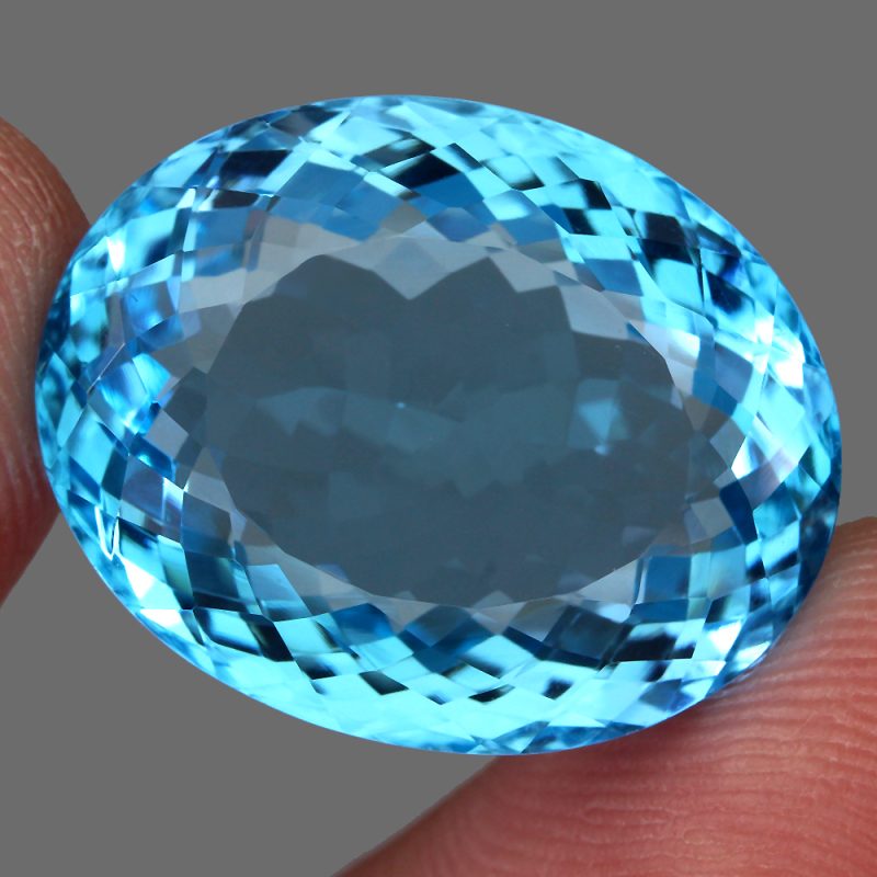 Swiss BlueΤοπάζι σε oval κοπή με If καθαρότητα στα 40.60 ct από την Βραζιλία.