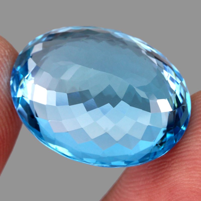 Swiss BlueΤοπάζι σε oval κοπή με If καθαρότητα στα 40.60 ct από την Βραζιλία.