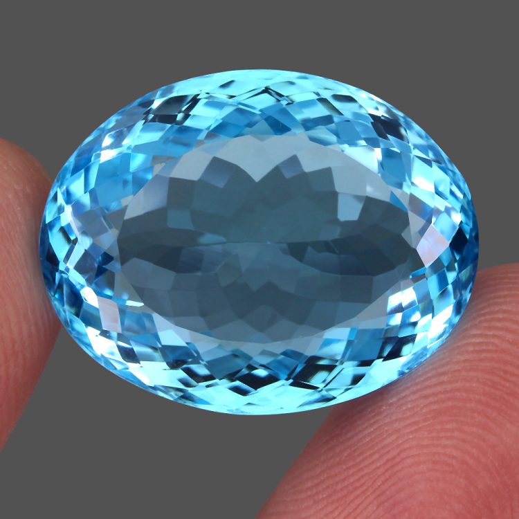 Swiss Blue Τοπάζι σε oval κοπή με Vvs καθαρότητα στα 104.34 ct από την Αφρική.