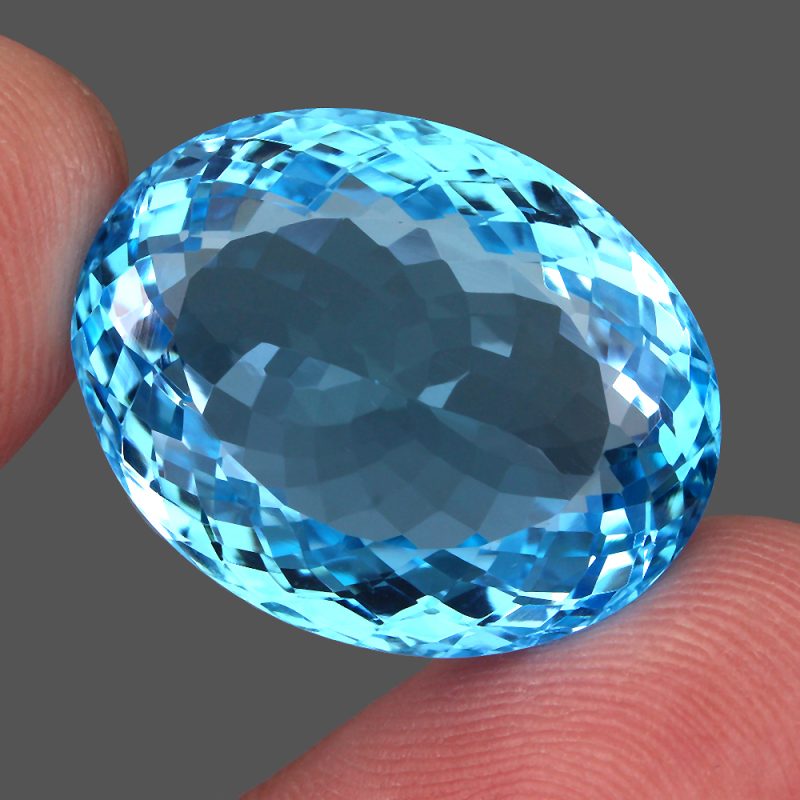 Swiss Blue Τοπάζι σε oval κοπή με Vvs καθαρότητα στα 104.34 ct από την Αφρική.