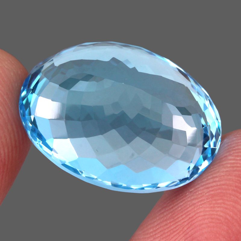 Swiss Blue Τοπάζι σε oval κοπή με Vvs καθαρότητα στα 104.34 ct από την Αφρική.