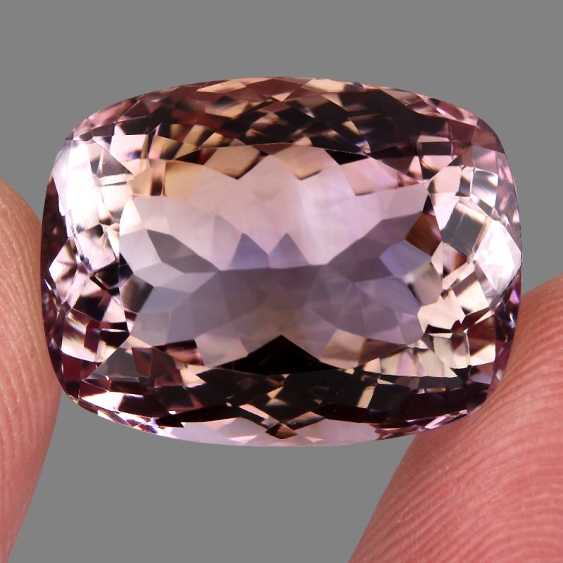 Φυσική Αμετρίνη σε antique cushion cut κοπή και If καθαρότητα στα 28,33 ct από την Βολιβία.