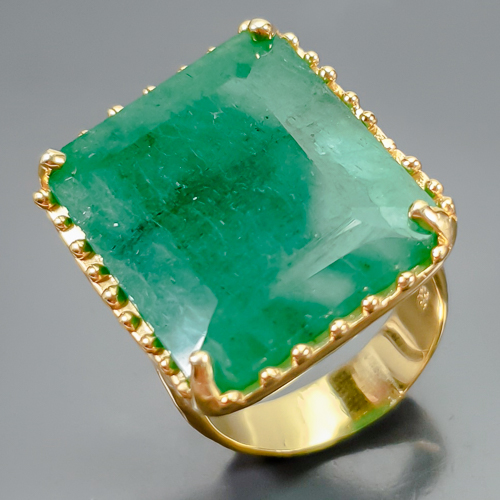 Δαχτυλίδι σε ασήμι 925 με κίτρινο επιχρύσωμα στα 14Κ με Σμαράγδι σε σχήμα octagon με translucent/Opaque καθαρότητα στα 55.82 ct με έντονο πράσινο χρώμα, Το κόσμημα συμπληρώνουν και 3 πετράδια Χρωμοδιοψιδιους στα 0.15 ct σε Round κοπή και Vvs διαφάνεια. Η προέλευση των λίθων είναι απο την Ζάμπια και την Ρωσία.